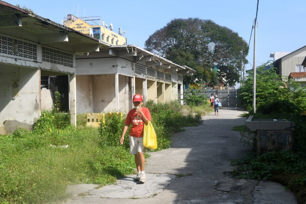 沙登新村早市巴刹未拆建 杂草藏蛇虫抄捷径怕怕