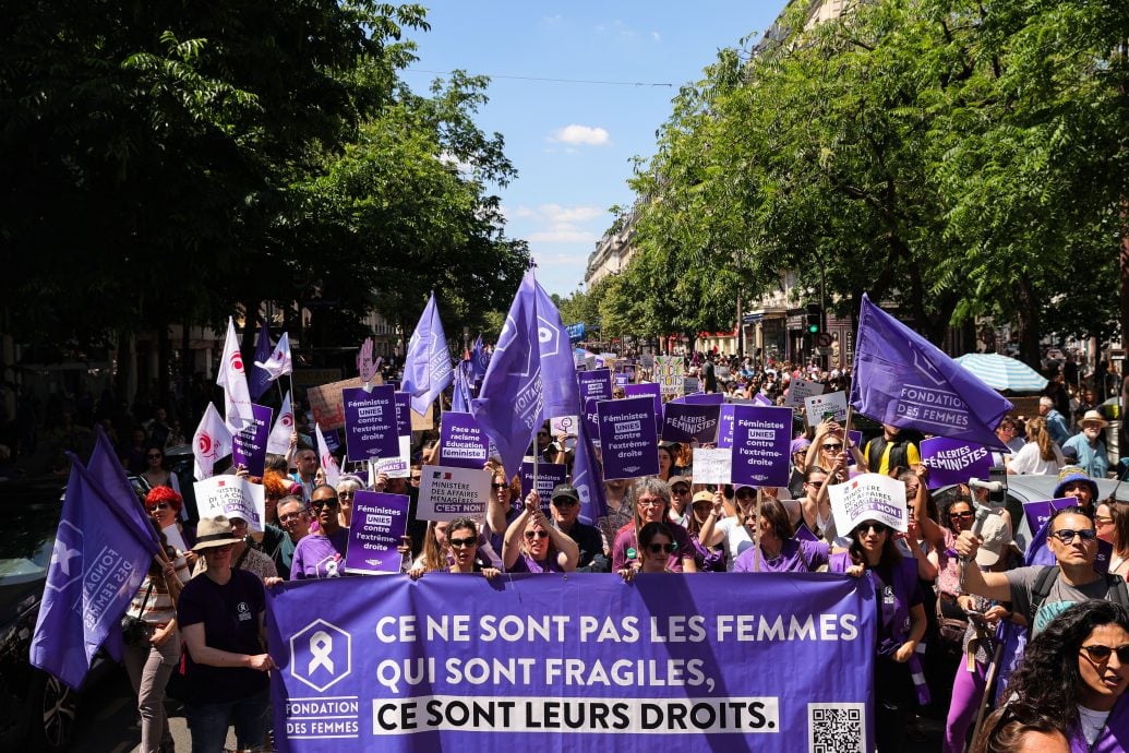 法国首轮立法选举在即 女权主义者游行捍卫权利 反对极右翼