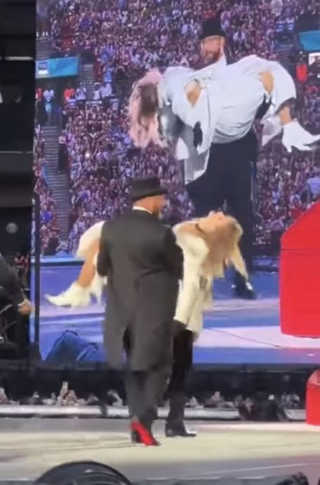 泰莱伦敦尾场撒最猛“狗粮” 男友登台玩公主抱