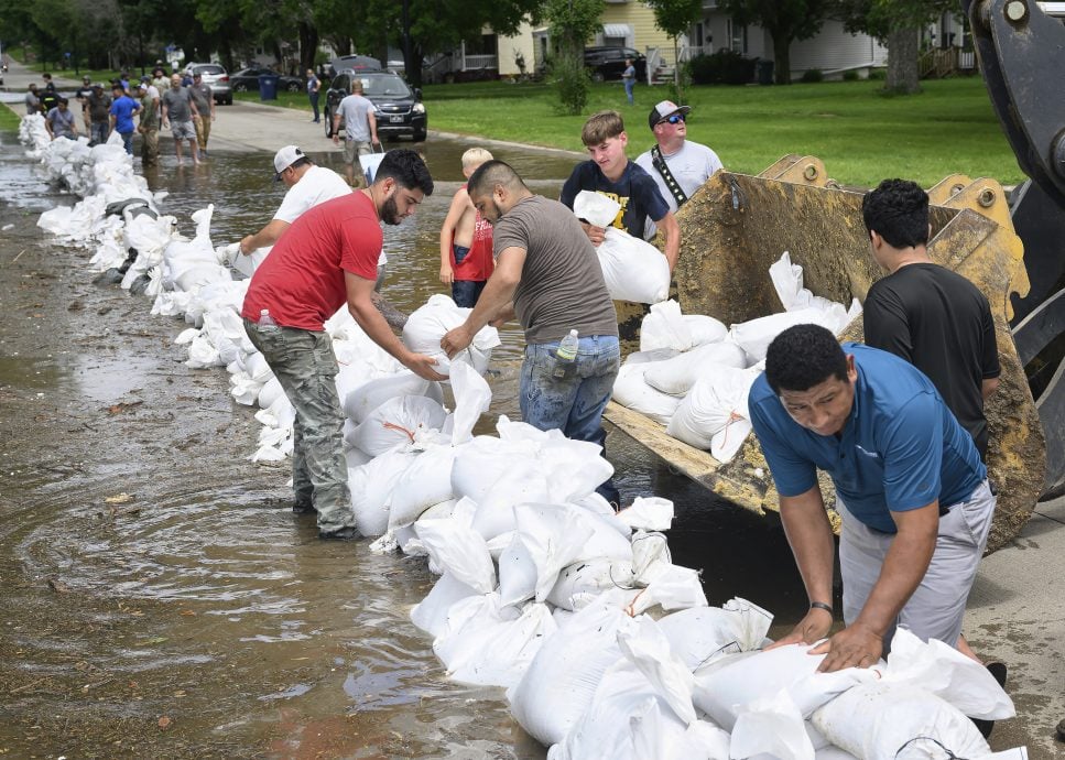 洪水袭击爱荷华州 小镇泡水里 居民急疏散
