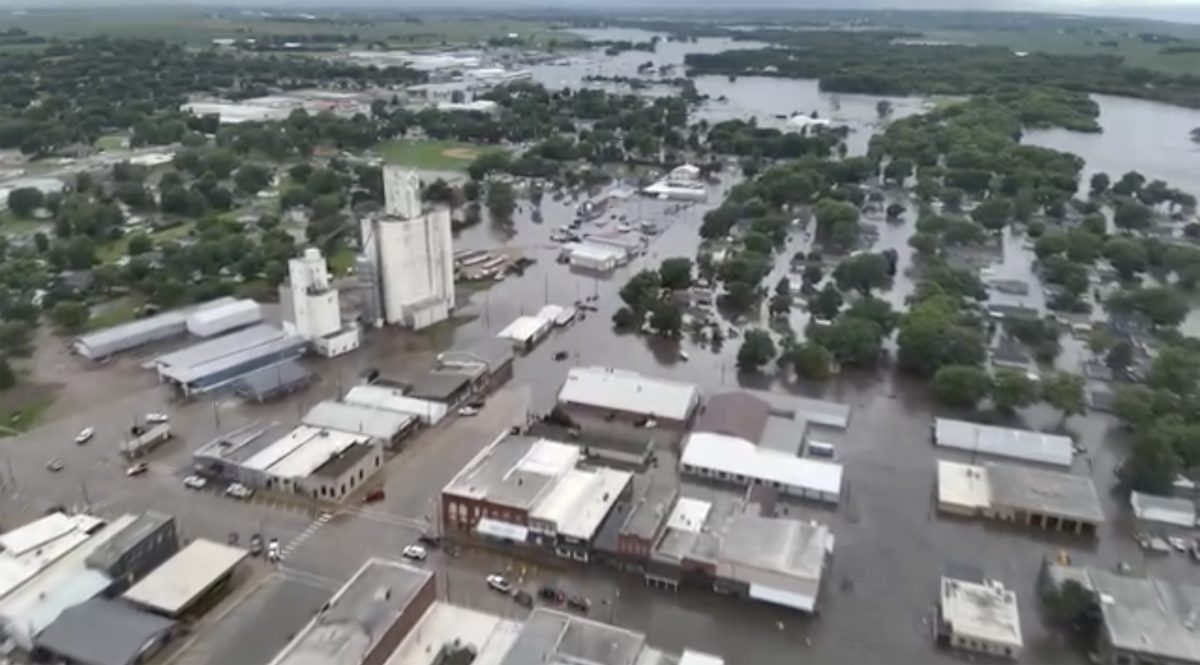 洪水襲擊愛荷華州 小鎮泡水裡 居民急疏散