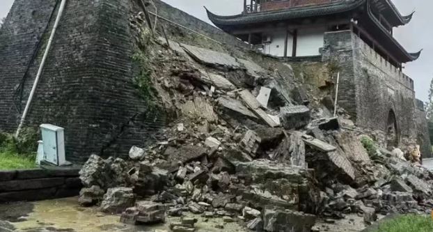 浙江暴雨千年古城墙10秒坍塌