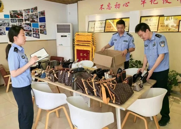 海外代购为名清库存　警破销售仿冒名牌皮包诈团