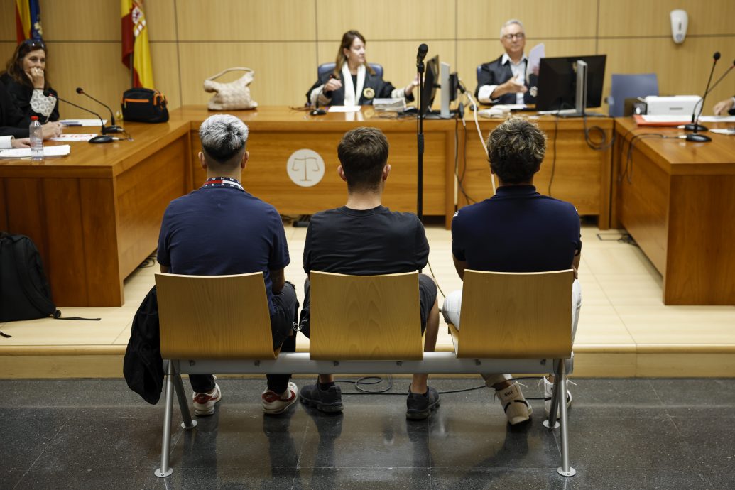 3 CĐV Vinicius Valencia ngồi tù 8 tháng vì phân biệt chủng tộc