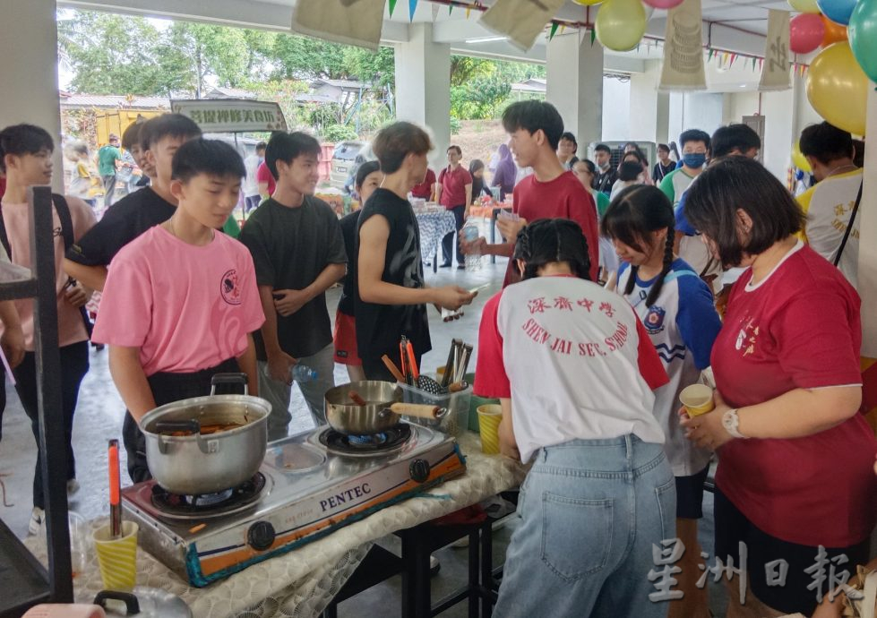 深斋中学校庆义卖会暨娱乐市 师生献力筹办校基金