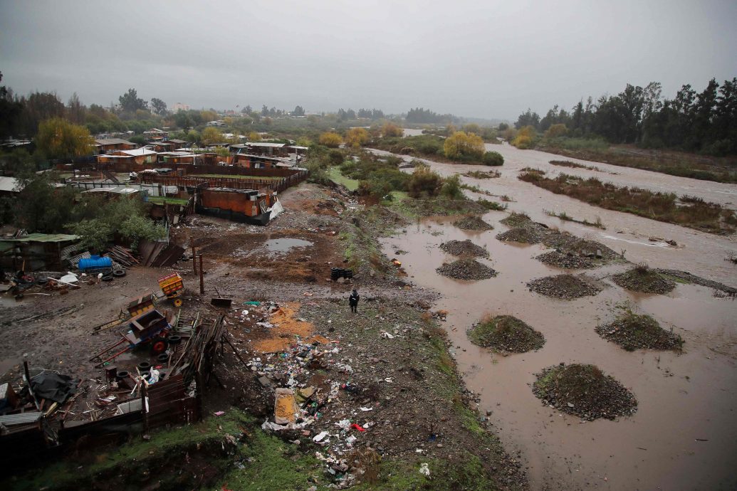 温带气旋挟带豪雨成灾 智利多地洪水泛滥