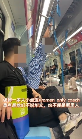 熊孩在捷运车厢“荡秋千” 家长不阻止还拍视频被网轰