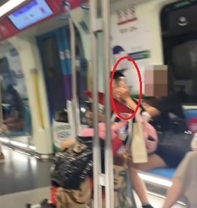 熊孩在捷运车厢“荡秋千” 家长不阻止还拍视频被网轰