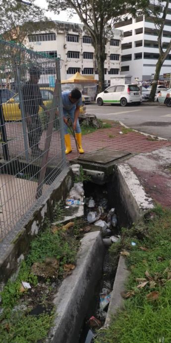 班達馬蘭新村沙巴路 大量垃圾塞溝竟有輪胎