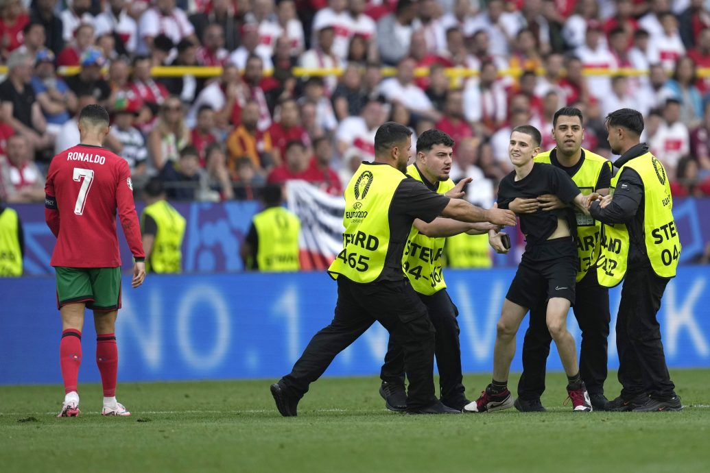 Cổ động viên liên tục xông vào sân (cầu thủ Bồ Đào Nha bị bảo vệ khống chế) Cúp C1 đầy lỗ hổng an ninh