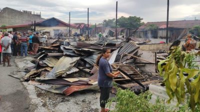 甘文丁新村8间木屋遭烧毁 26人失去家园