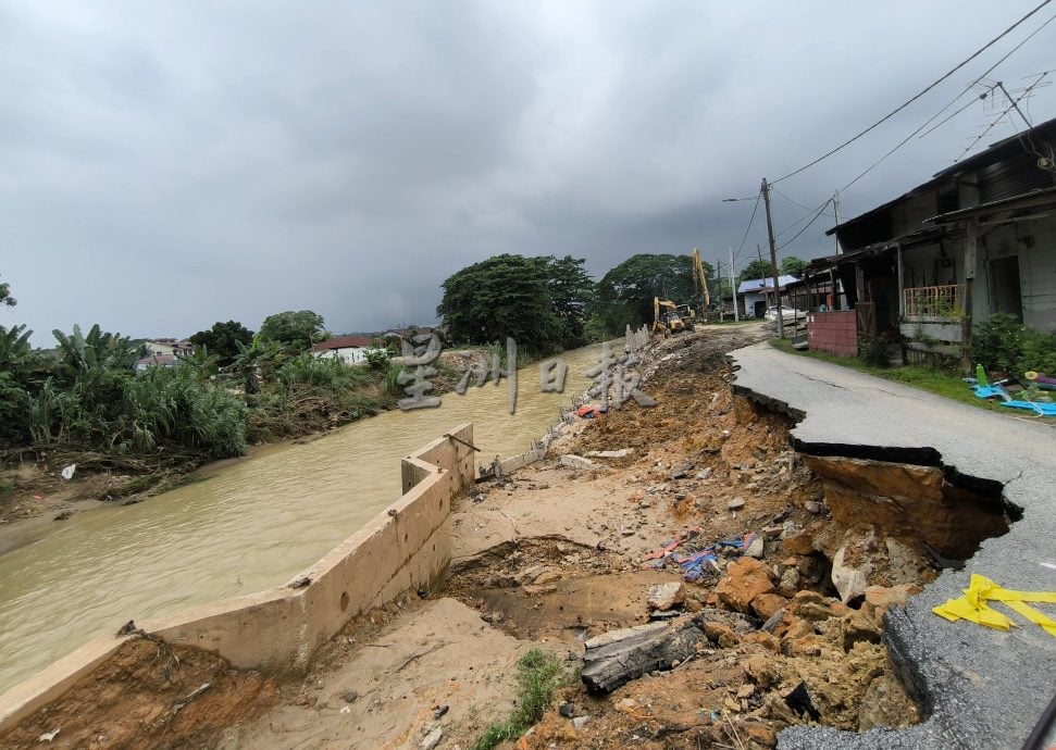 甘榜巴西河堤土崩抢修工程突停工  原来是有电缆待移