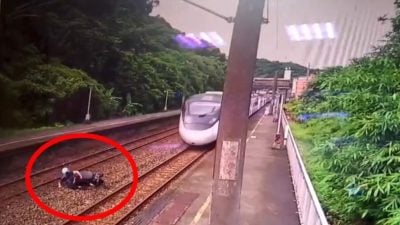 男子抄捷径跌落铁轨 摩托车遭火车撞飞
