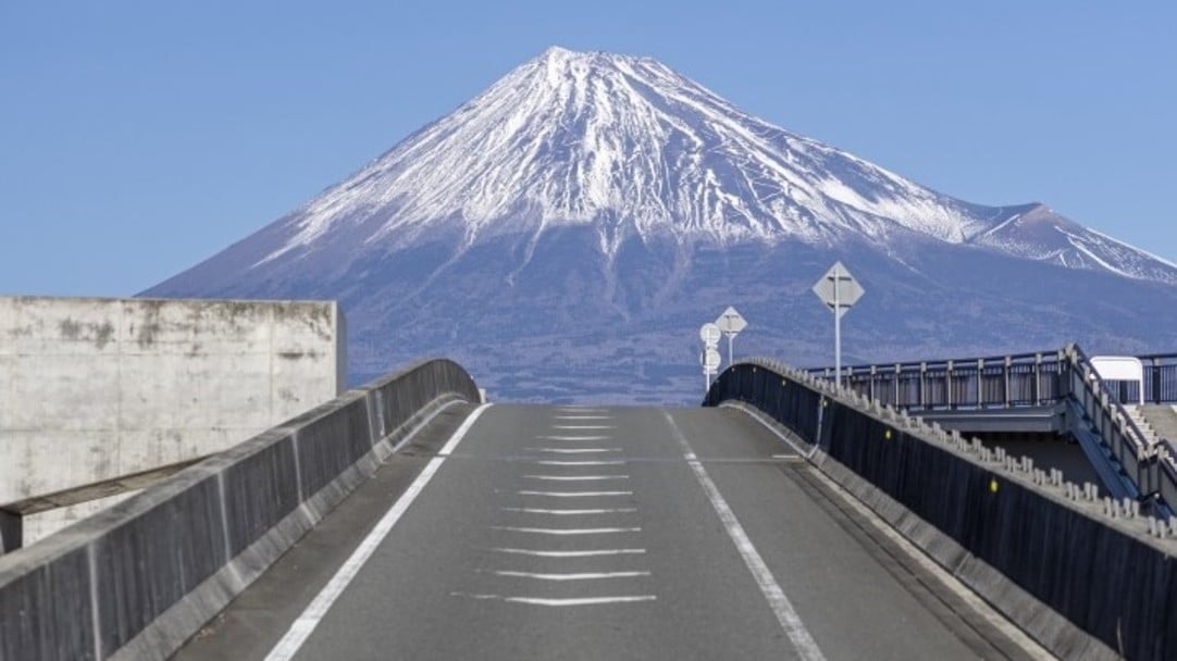 疑登山出事　富士山火山口「发现3人昏迷倒地」