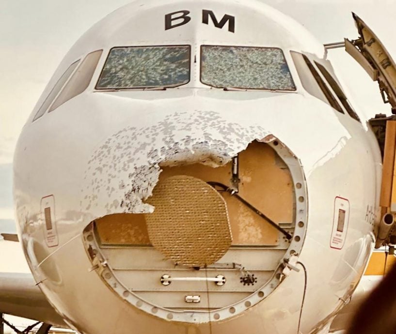 看世界 冰雹砸客機  機鼻毀損、駕駛艙窗戶破裂