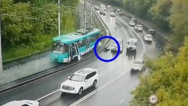 看世界主照三圖)俄輕軌電車煞車失靈 轉彎將乘客拋出車廂 再撞另一列車釀1死逾百傷