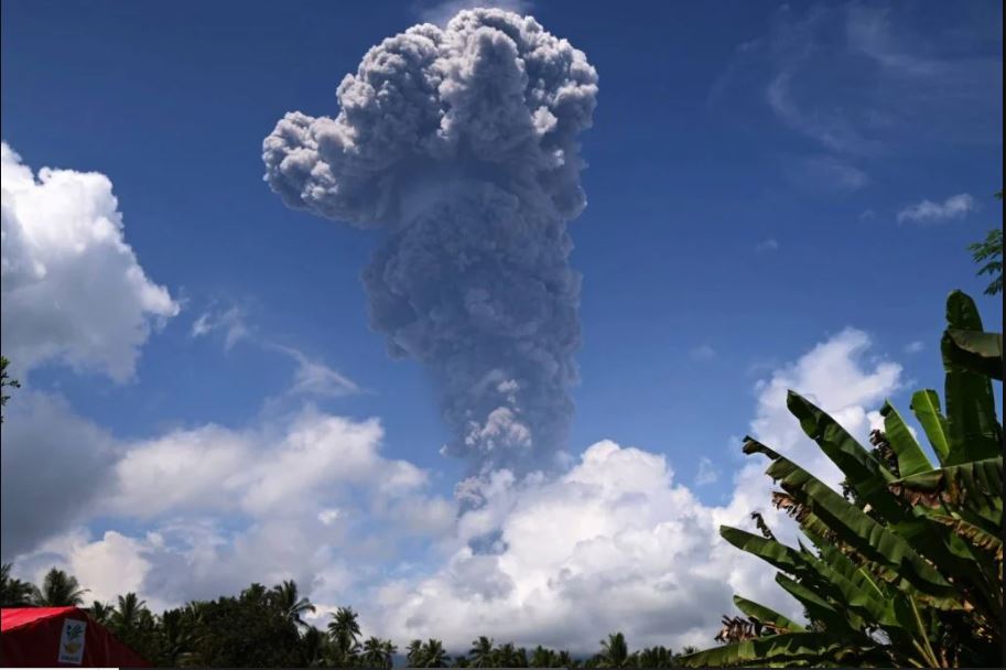 看世界)伊布火山第100次喷发 火山灰高达7公里