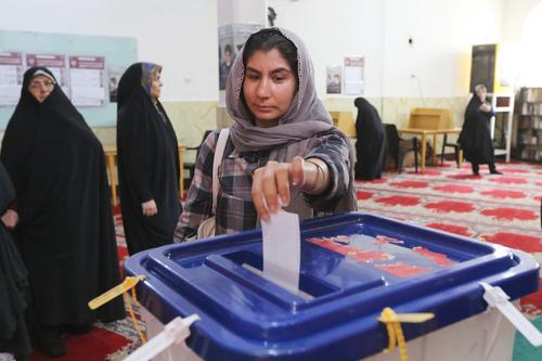 看世界)伊朗人民投選新總統 唯一改革派候選人尋求突破