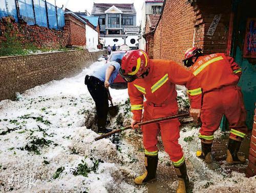 看世界)高温6月突降冰雹 北京延庆现积「雪」