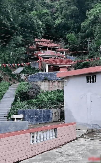 福建上杭山崩百年古庙寺庙倒塌 一家6口躲雨被埋失联