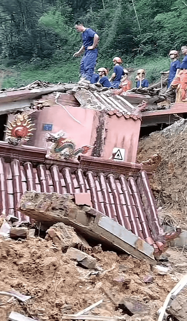 福建上杭山崩百年古庙寺庙倒塌 一家6口躲雨被埋失联