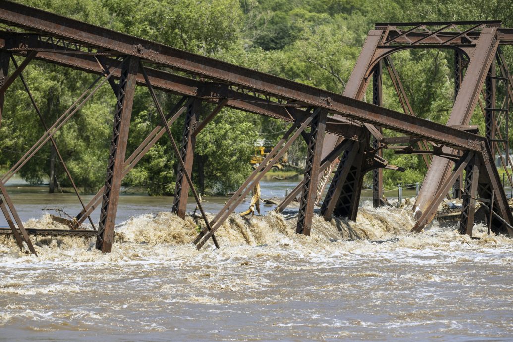 美国中西部大水灾至少2死 桥梁公路被冲断 数百人疏散
