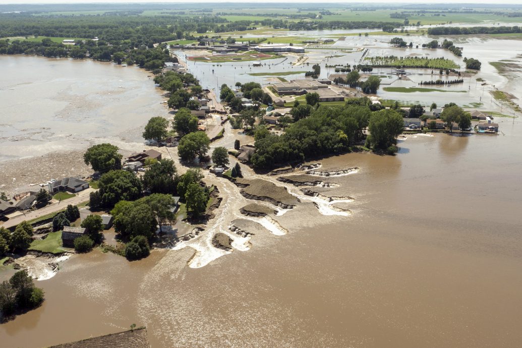 美国中西部大水灾至少2死 桥梁公路被冲断 数百人疏散