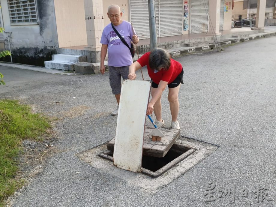 老妇插木棒竖木板警示 山景园一夜掀3井盖偷电缆