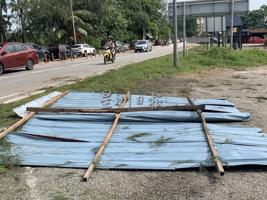 蘆骨至波德申海濱區清晨狂風暴雨 處處倒樹 屋頂被掀開