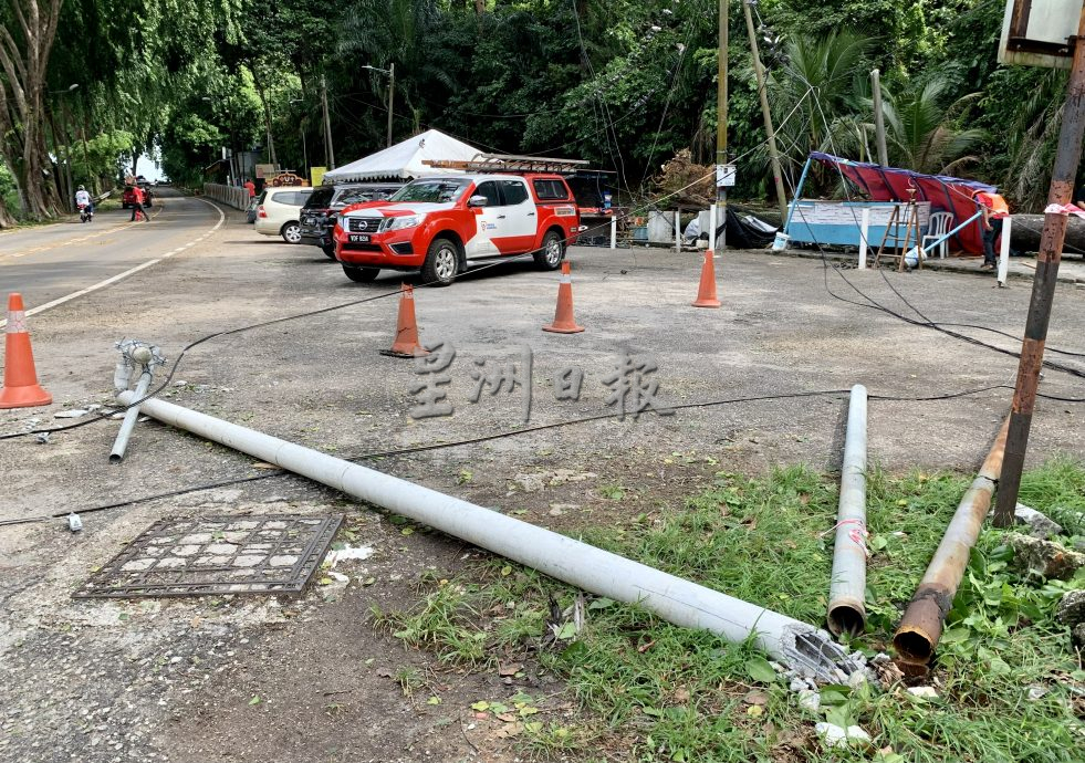 芦骨至波德申海滨区清晨狂风暴雨 处处倒树 屋顶被掀开