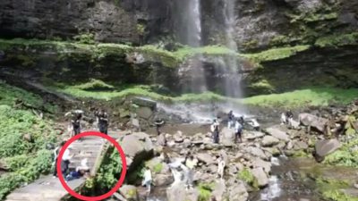 女游客瀑布拍照 “遭落石爆头”惨死