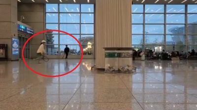 视频 | 情侣在机场候机楼打网球 警方与机场公司互推责任