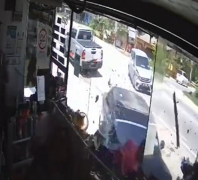 視頻|2車路口相撞1失控衝撞商店 騎士被撞腳傷父抱嬰兒躲一旁