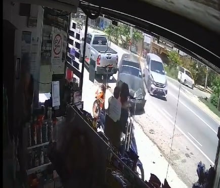 视频|2车路口相撞1失控冲撞商店 骑士被撞脚伤父抱婴儿躲一旁