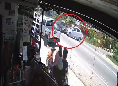 視頻|2車路口相撞1失控衝撞商店 騎士被撞腳傷父抱嬰兒躲一旁