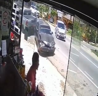 视频|2车路口相撞1失控冲撞商店 骑士被撞脚伤父抱婴儿躲一旁