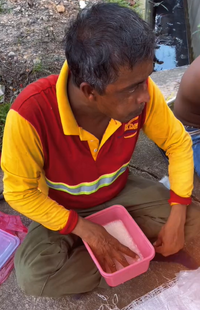 視頻|好心酸！為省錢寄回家鄉  外勞清水撈飯吃