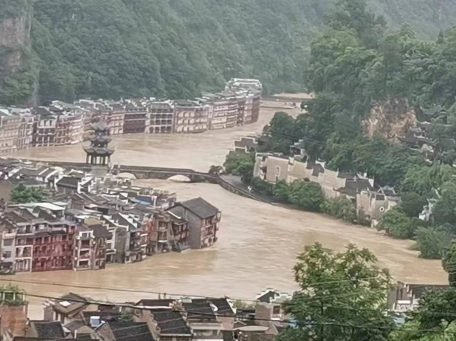 贵州持续暴雨 镇远古镇被淹