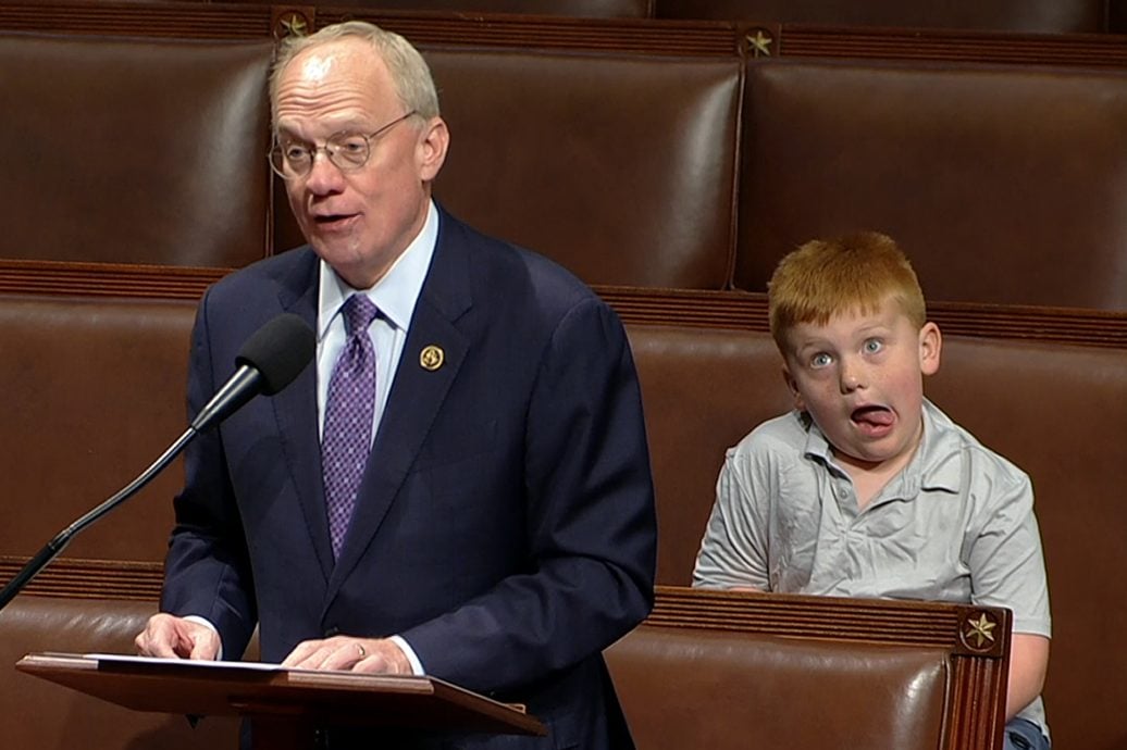 超搶鏡！美議員老爸國會演說 6歲小兒身後做鬼臉引爆笑