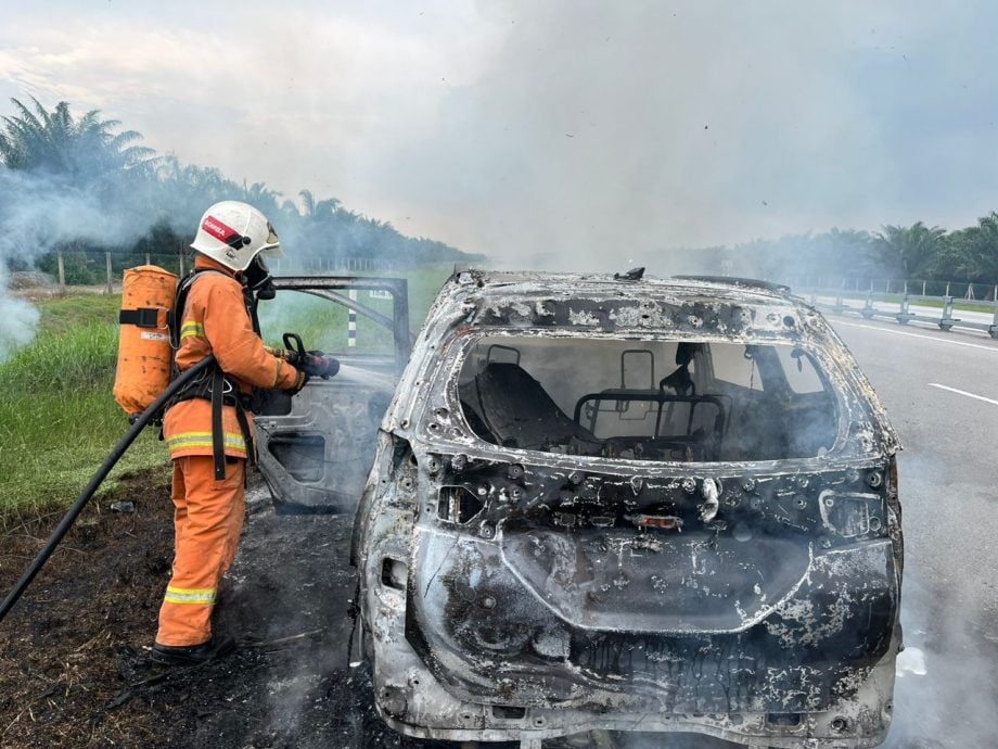 轎車在西海岸大道起火燒燬