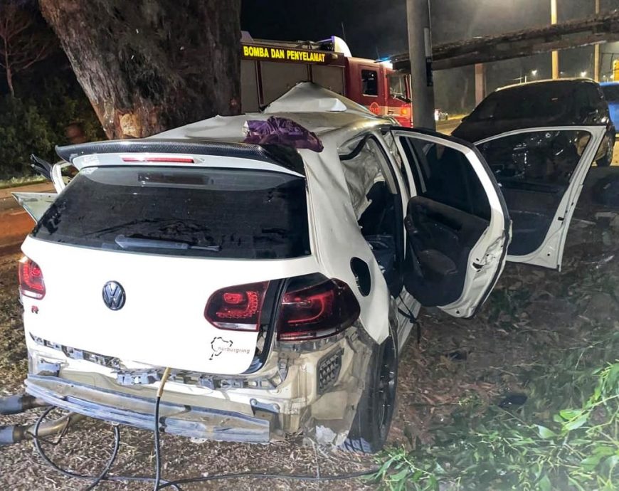 轎車失控撞大樹，男司機與乘客2人喪命。