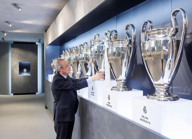 Ăn mừng chức vô địch Champions League lần thứ 15, phòng danh dự của Real Madrid gần như chật kín.