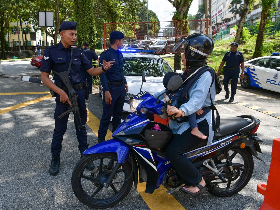 遇害自闭症男童的母亲被警押回住家，重演扎恩失踪经过