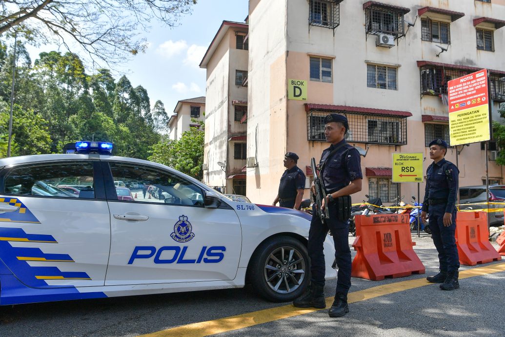 遇害自闭症男童的母亲被警押回住家，重演扎恩失踪经过