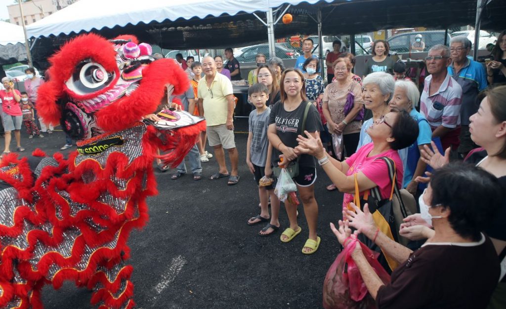 醒獅採青燃爆竹節令鼓 大和園巴剎啟用禮熱鬧