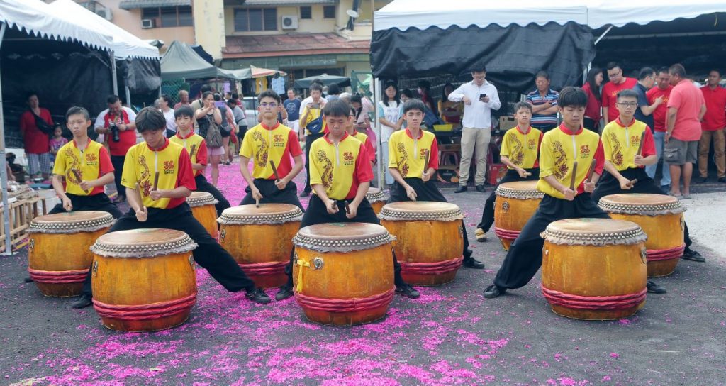 醒狮采青燃爆竹节令鼓 大和园巴刹启用礼热闹