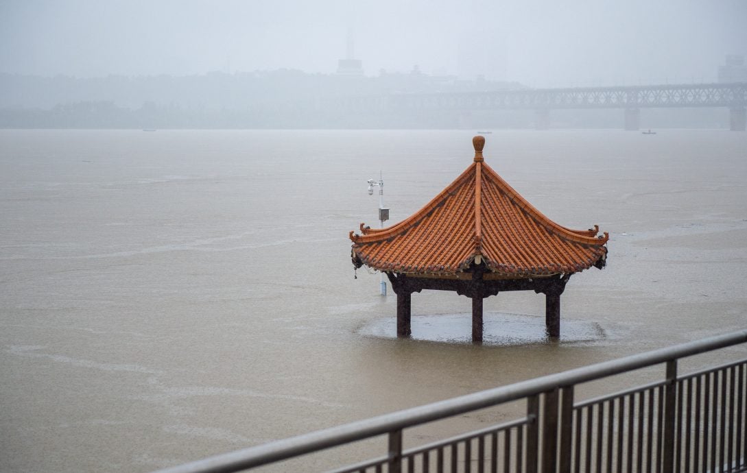 长江续恶劣天气 列车轮渡停驶  中国部分地区料逾10级雷暴大风  ​