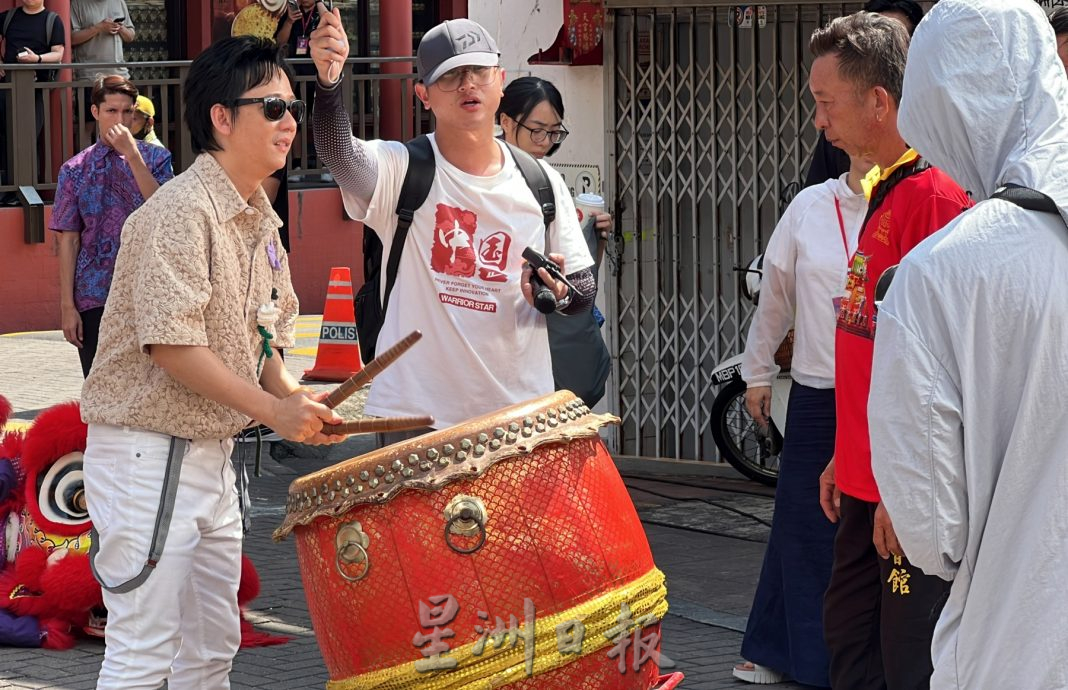 阿牛在鸡场街拍摄打鼓秀·民众驻足观赏