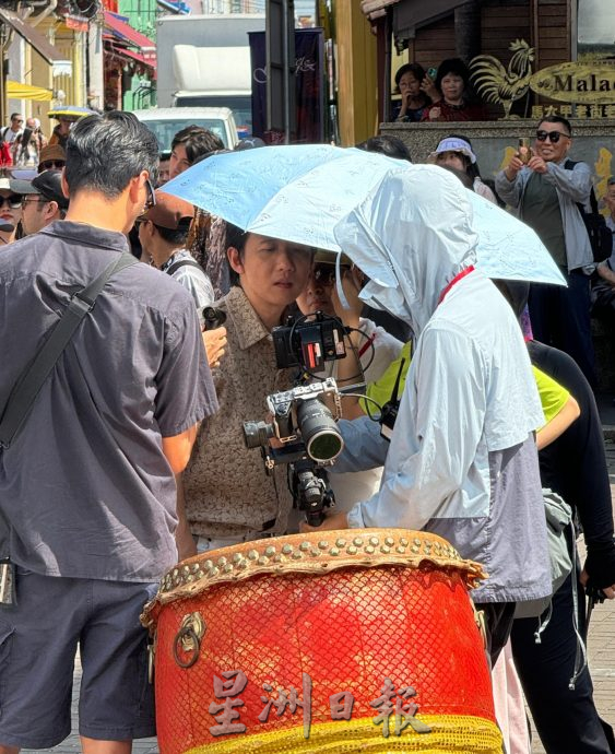 阿牛在雞場街拍攝打鼓秀·民眾駐足觀賞