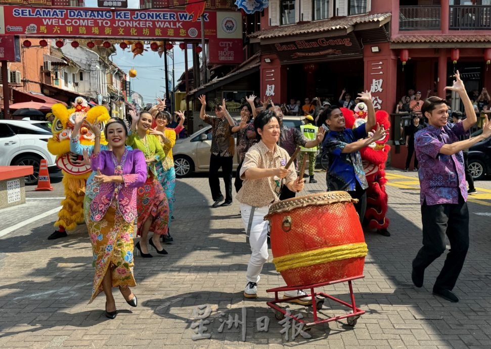 阿牛在鸡场街拍摄打鼓秀·民众驻足观赏